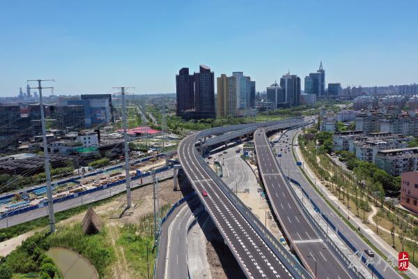 雙向6車道，全長1.6公里，楊高中路改建雙“人”字形高架跨線橋主線通車